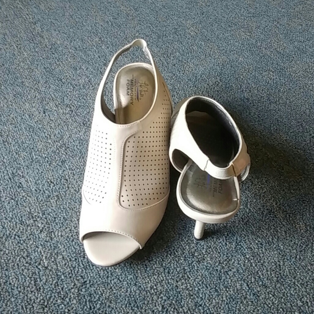 Heels - Picture 2 of 3
